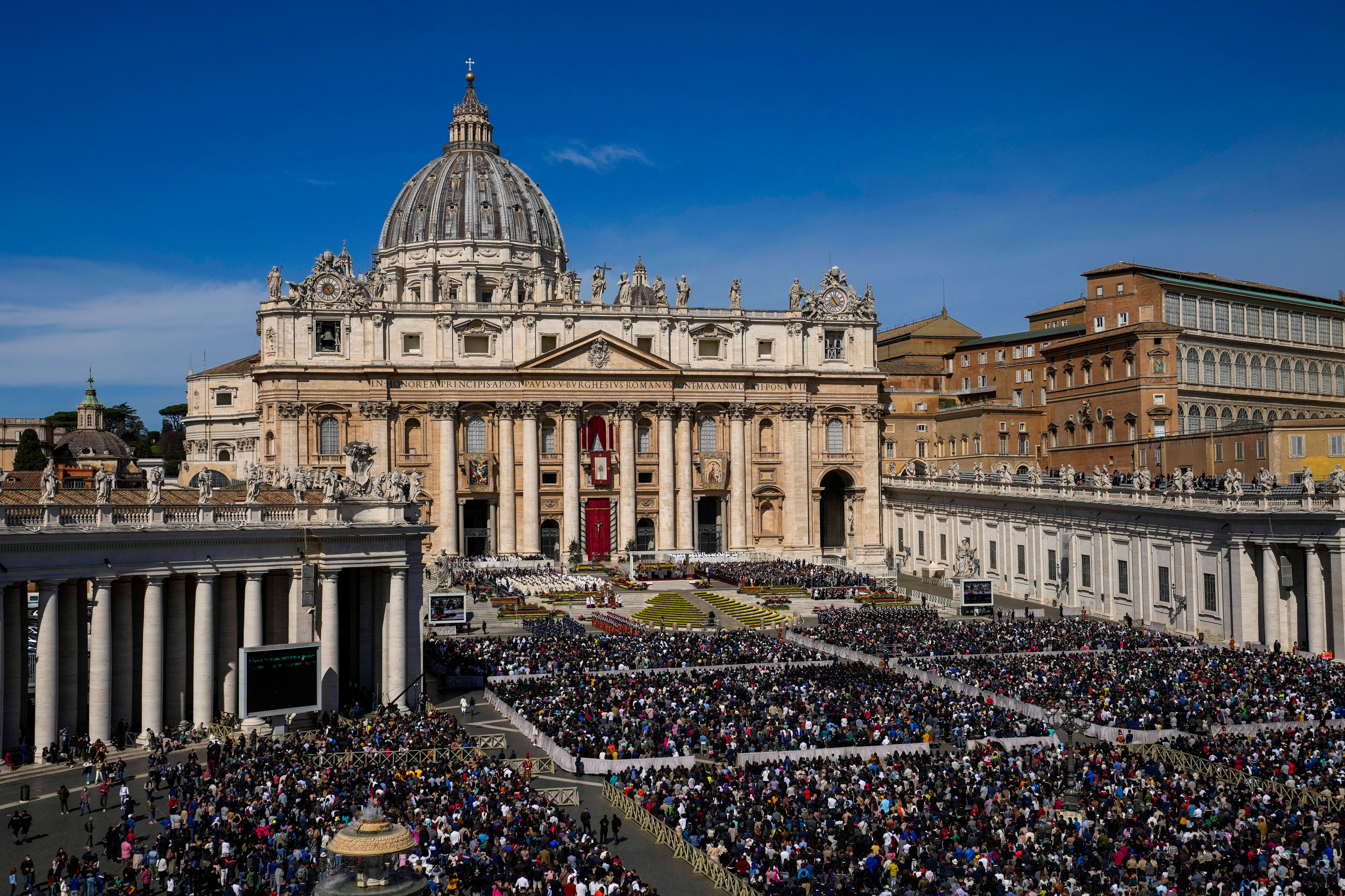 Pope leads crowds in 1st outdoor Easter Mass since pandemic